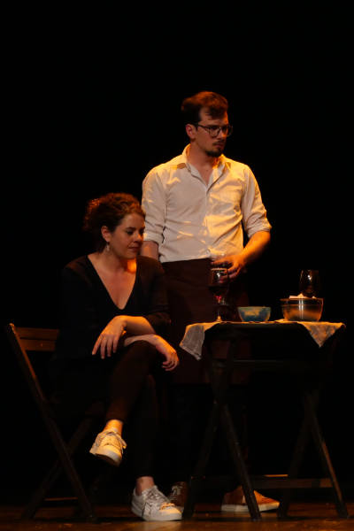 En Terrasse joué au Théâtre de la Ville de Valence en juin 2023, avec Vincent en barman et Alexandra en cliente